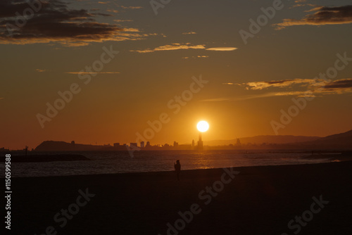 Puesta de sol y vista de la ciudad de Barcelona al atardecer photo