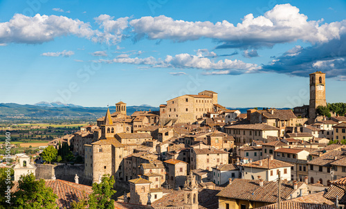 Foto Schöne Aussicht auf die Altstadt von Anghiari in der Toskana