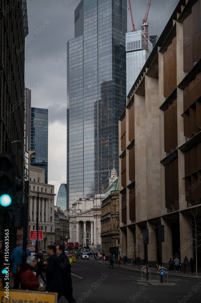 Fototapeta premium London unique spots that shows the daylife and the londoner mood with skyscrappers