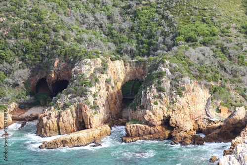 Falaises et grottes marines de la baie de Knysna en afrique du sud