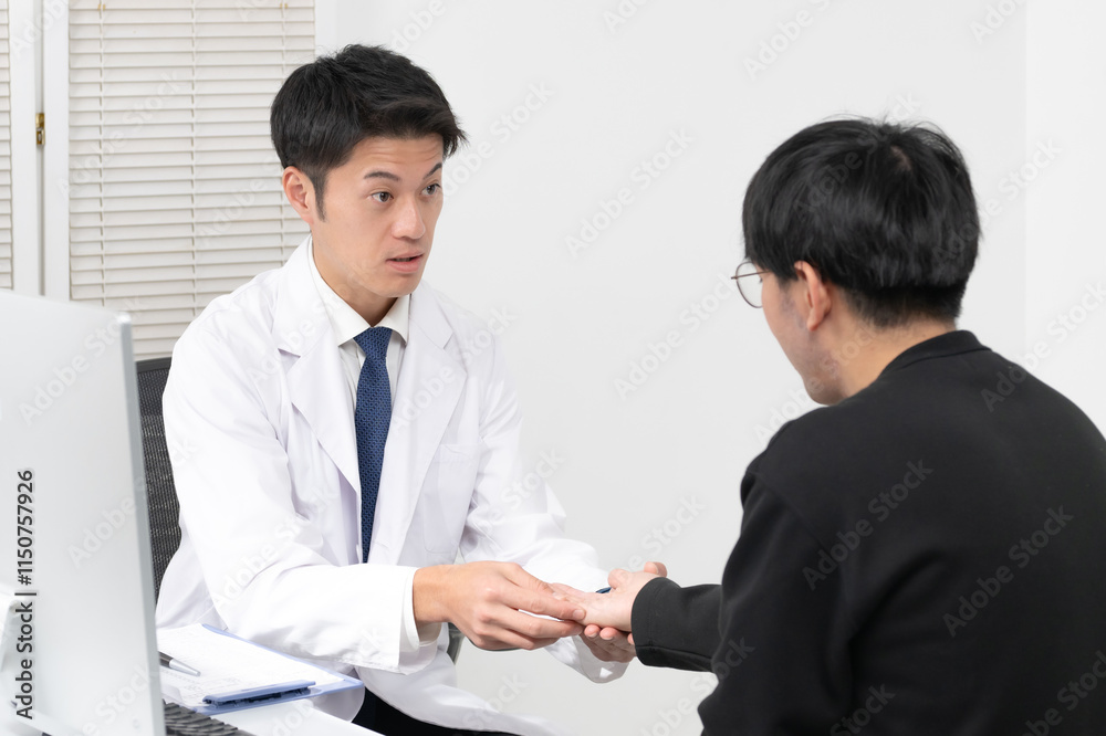 診察をする医師 診察をする医師