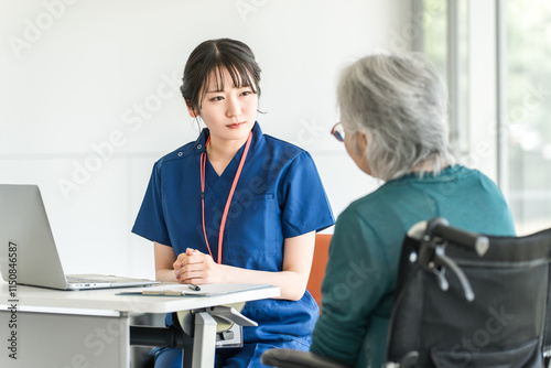 介護施設・病院でカウンセリングする看護師・介護福祉士・理学療法士・ケアマネジャーと高齢者女性
