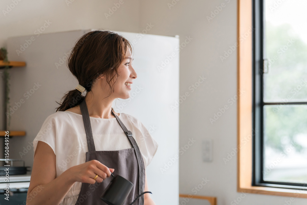 キッチン・カフェでコーヒーをいれる女性
キッチン・カフェでコーヒーをいれる女性