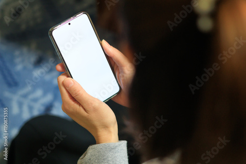 スマートフォンを操作している女性