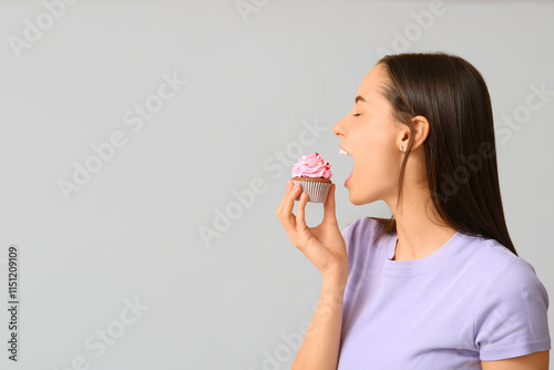 Young woman with sweet cupc...