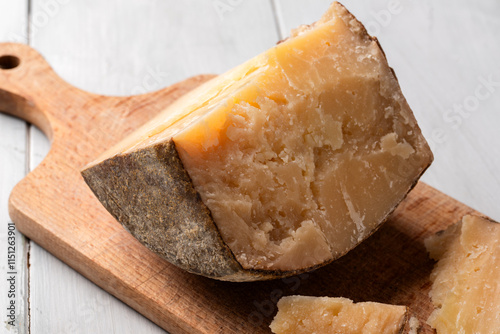 Spicchio di pecorino sardo, formaggio tipico a base di latte di pecora, utilizzato anche come ingrediente nelle famose ricette di pasta alla carbonara o cacio e pepe, cibo italiano 