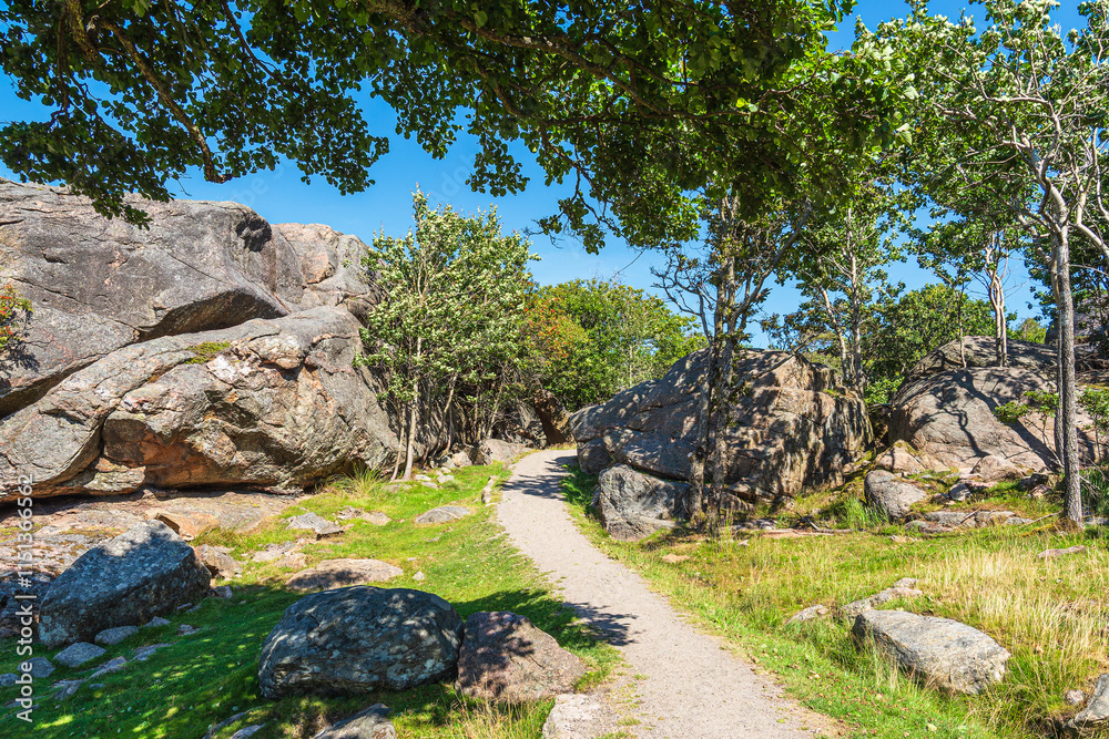Wanderweg auf der Schäreninsel Monsøya in Norwegen Wanderweg auf der Schäreninsel Monsøya in Norwegen