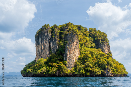 Un îlot karstique en Thaïlande photo