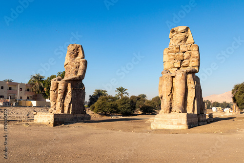 Cuadro en lienzo Colossi of Memnon in the Nekorpole of Thebes, Egypt, Luxor