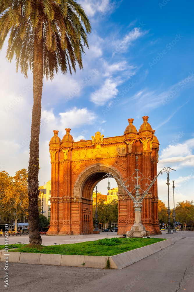 Obraz premium Beautiful golden sunrise view of the landmark Arc de Triomf in Barcelona, Spain, without people