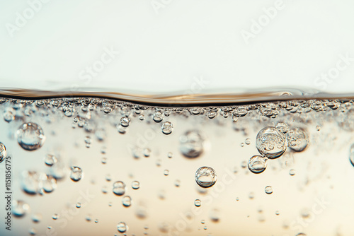 Schäumendes Wasser mit Bläschen und dynamischer Bewegung im Glas

 photo