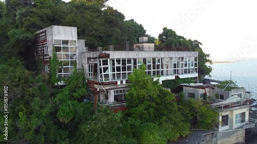 海沿いに残された廃ホテルのドローン撮影