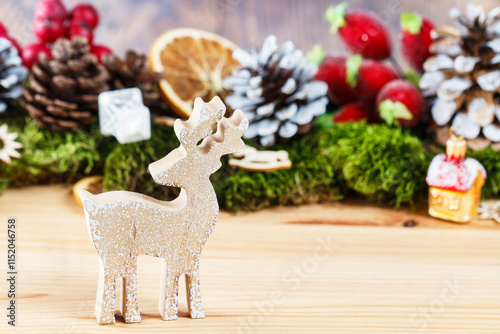 Obraz na płótnie Wooden deer figurine in front of classic Christmas garland, copy space. w salonie