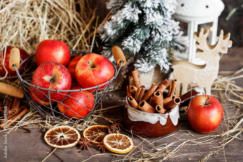 Obraz na płótnie Classic Christmas home decoration with red apples and cinnamon sticks. w salonie