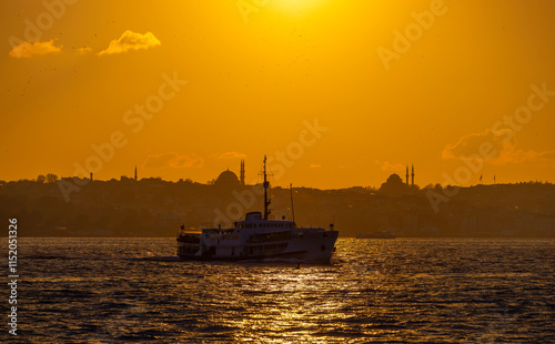 Obraz na płótnie Eminonu city with mosque silhouettes in the background at sunset w salonie