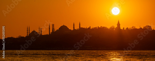Obraz na płótnie Eminonu city with mosque silhouettes in the background at sunset w salonie