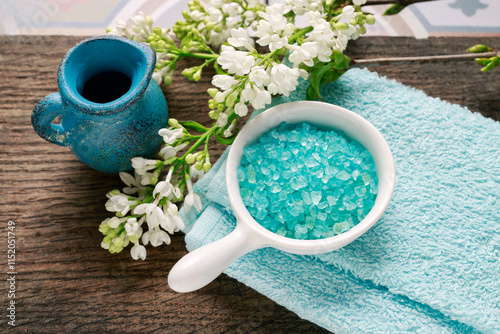 Obraz na płótnie Bowl of blue sea salt in the bathroom. w salonie