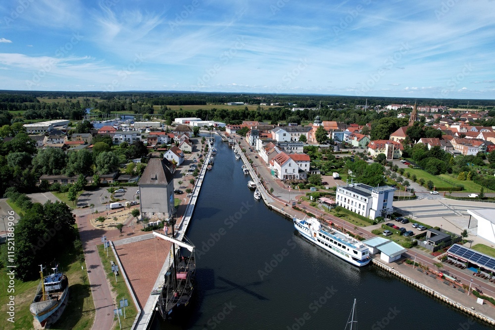 Obraz premium Seebad Ueckermünde, Blick über den Stadthafen zur Ueckerbrücke 2024
