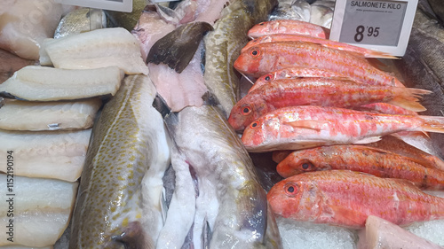 Mostrador de pescadería con diversas especies de pescado frescas listas para vender. Mercado y alimentación photo