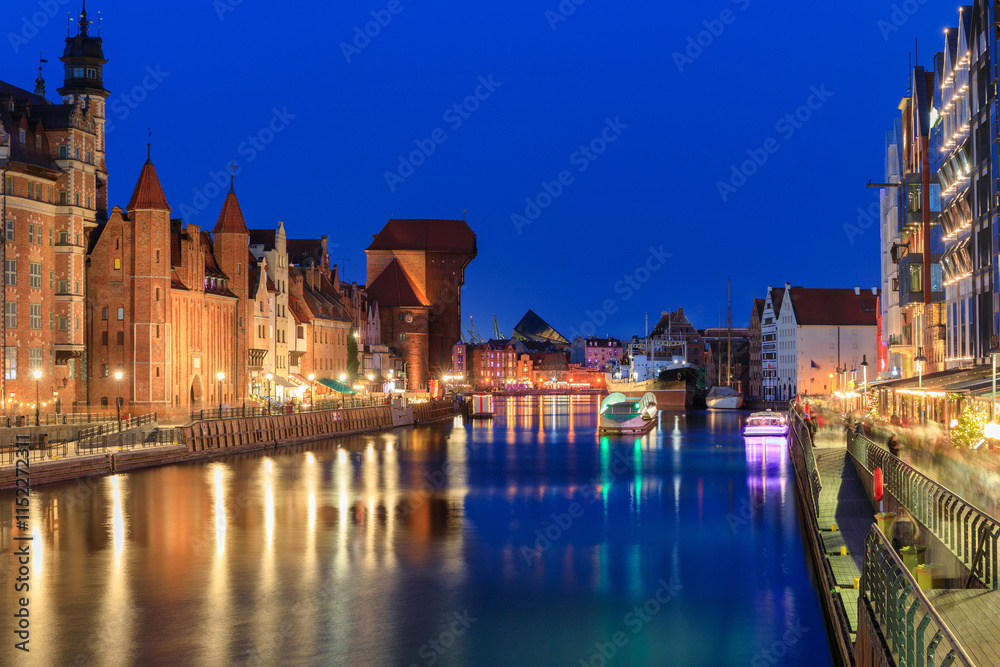 Fototapeta premium Main city in Gdansk with historic Port Crane over Motlawa river at night, Poland