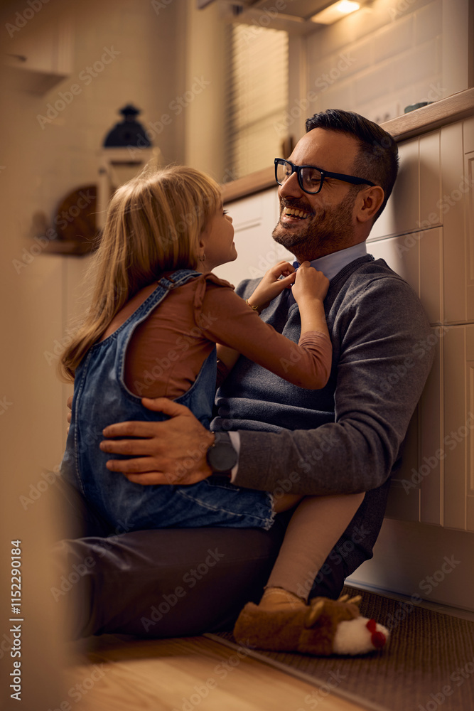 Obraz premium Happy man talking to his small daughter at home.