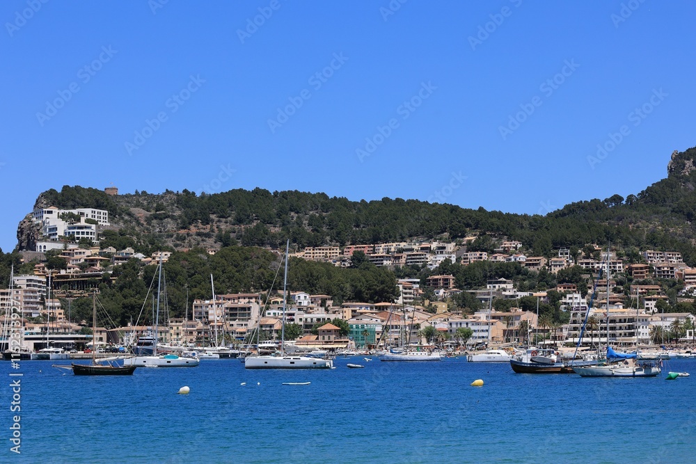 Fototapeta premium Sonniger Frühsommertag in Port de Soller auf der Spanischen Mittelmeerinsel Mallorca