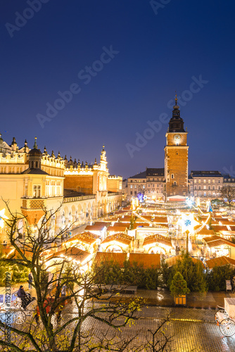 Obraz na płótnie View of the Krakow Christmas Market 2024 and the historic Old Town Square, beautifully illuminated with festive lights and vibrant holiday atmosphere. w salonie