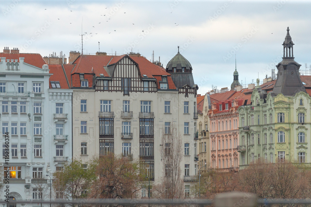 Obraz premium The impressive historic buildings create a stunning city skyline, showcasing a variety of beautiful architectural styles
