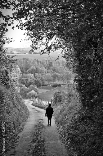 Spaziergängerin Hügelland Südlimburg Niederlande schwarz-weiß photo