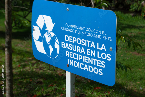 Signage to promote the proper disposal of garbage in the park, focused on the care and preservation of the environment.