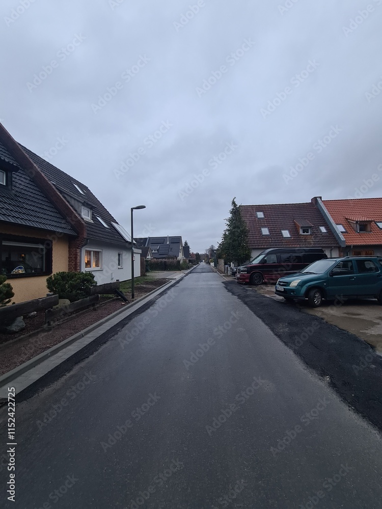 Obraz premium Wohngebiet mit atmosphärischem Himmel, während der Abenddämmerung, in Rostock - Lichtenhagen