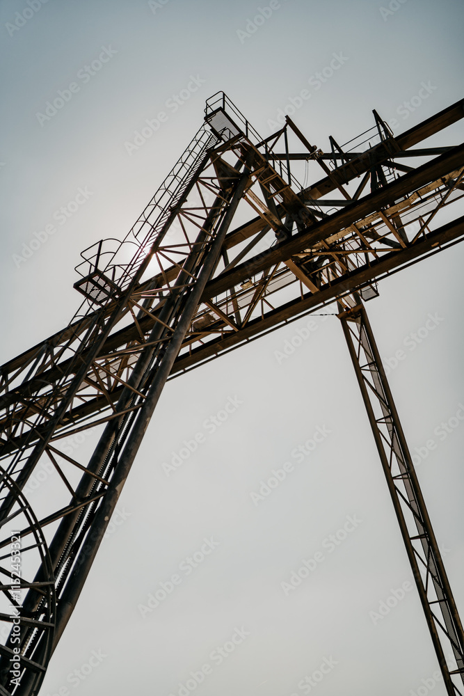 Ein alter Krahn in einem Industriegebiet Ein alter Krahn in einem Industriegebiet
