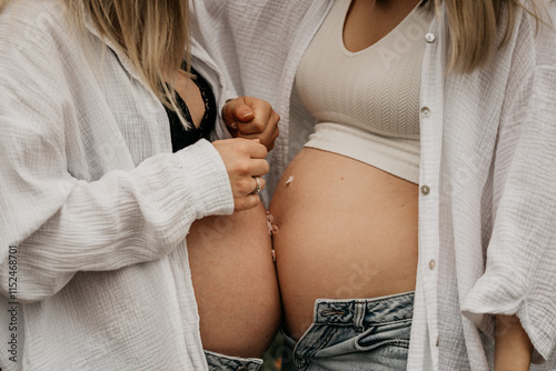 Beautiful Babybelly Photoshoot with sisters