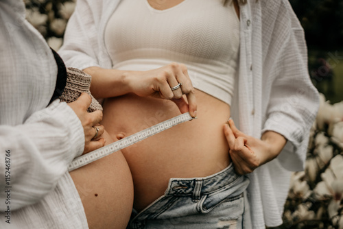 Beautiful Babybelly Photoshoot with sisters
