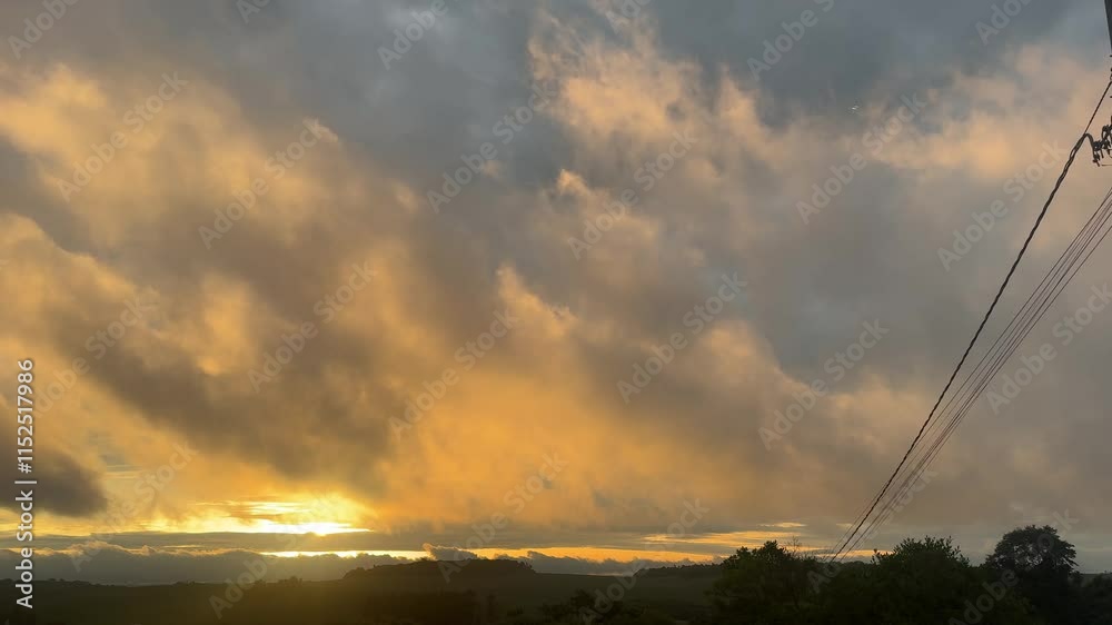 por do sol lindo com nuvens 