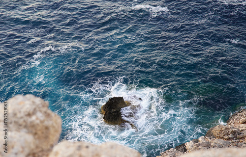 Das Meer an der Nordseite der Insel Ibiza im Mittelmeer von den Klippen aus gesehen