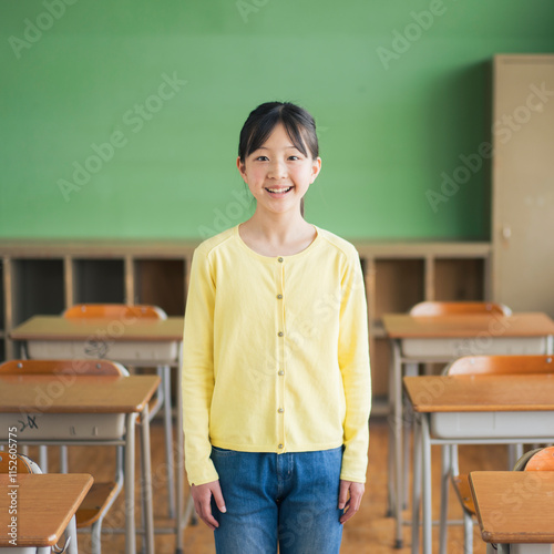 教室の中にいる日本人の女子小学生のポートレート