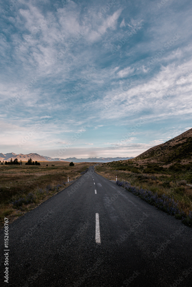 Naklejka premium Lonely Highway to Adventure