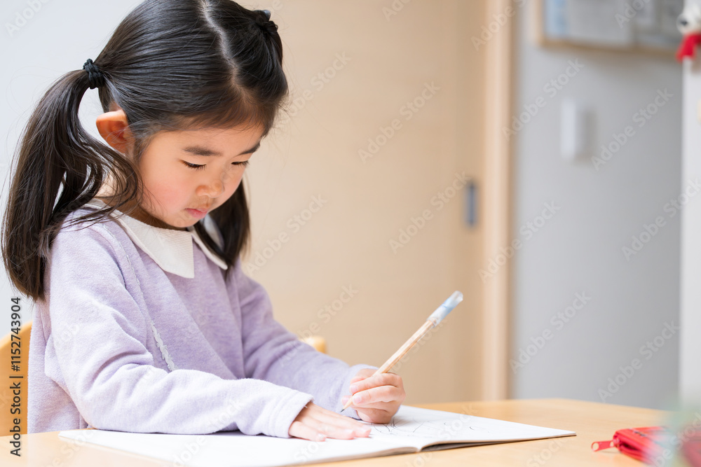 平仮名の練習をするノートに書く幼児 勉強や小学校受験などのイメージ 平仮名の練習をするノートに書く幼児 勉強や小学校受験などのイメージ