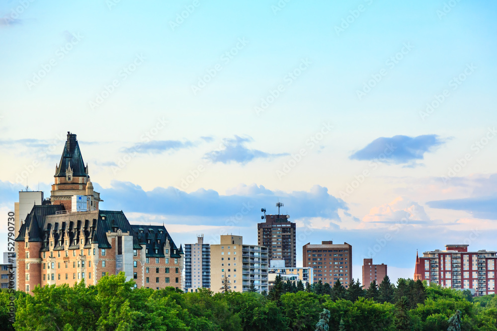 Naklejka premium A city skyline with a large building in the middle