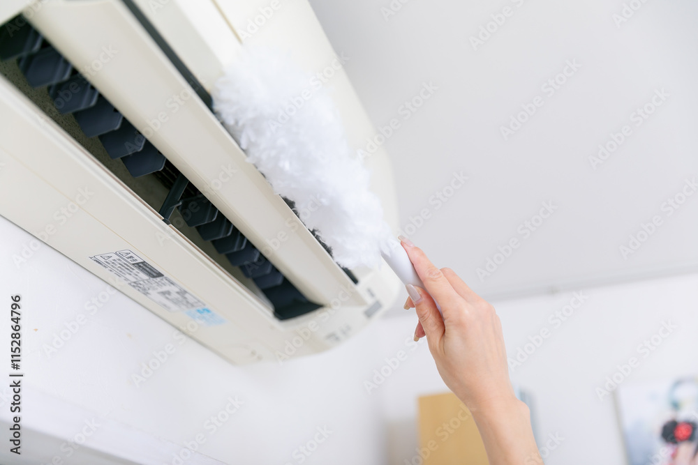 エアコン掃除する手元　air conditioner cleaning