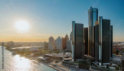 Canvastavla Detroit skyline at sunset, showcasing iconic skyscrapers