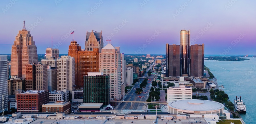 Obraz premium Detroit skyline at sunset, showcasing iconic skyscrapers and the Detroit River. Urban landscape. DOWNTOWN, DETROIT, MICHIGAN, UNITED STATES
