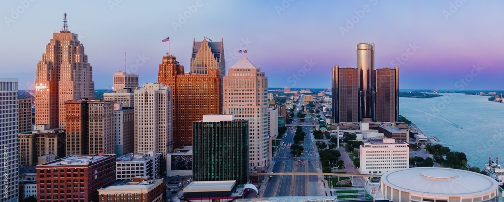 Fototapeta premium Detroit skyline at dawn, showcasing iconic skyscrapers and the Detroit River. Urban landscape. DOWNTOWN, DETROIT, MICHIGAN, UNITED STATES