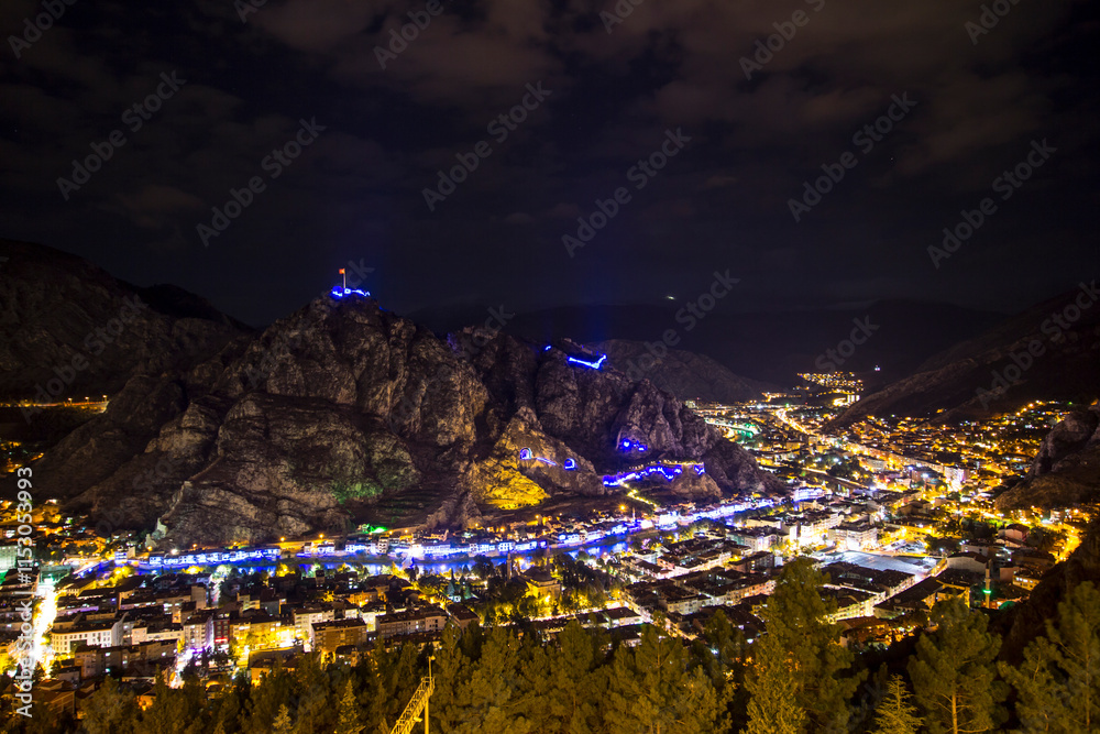 Obraz premium Amasya Turkey Old Ottoman houses evening panoramic view by the Yesilirmak River in Amasya City. Amasya is populer tourist destination in Turkey. 