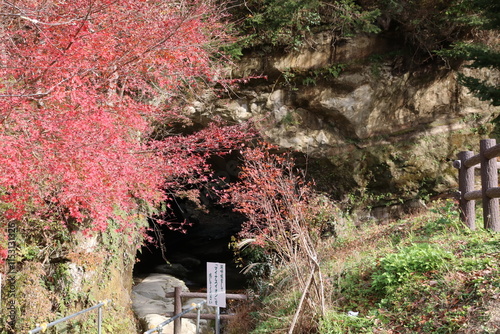 遠見の滝のある洞窟。遠見の滝は養老川水系の外出川の川廻しによってできた人工の滝。