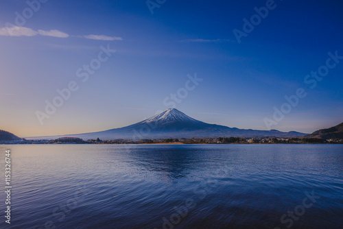 青空と湖面に映る富士山の絶景