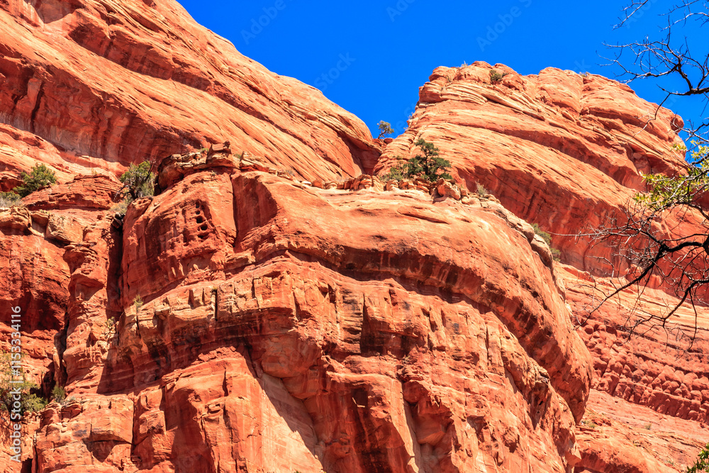 Fototapeta premium A rocky mountain with a blue sky in the background