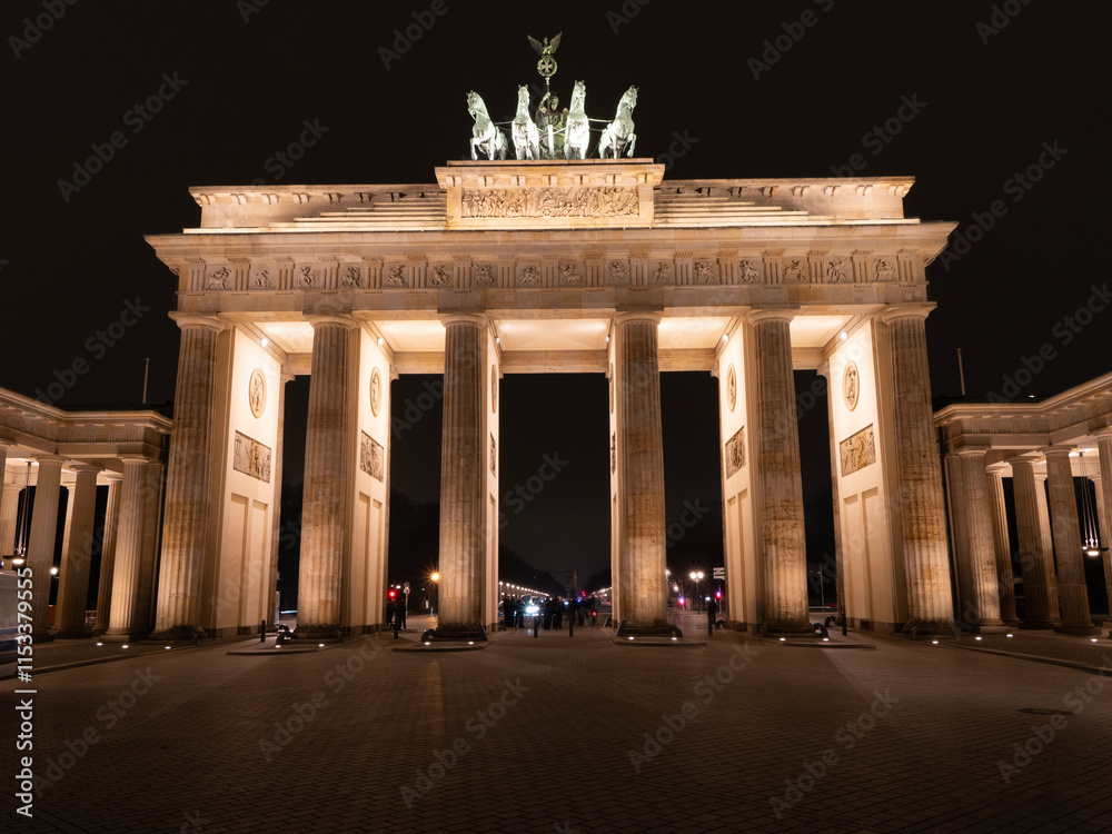 Obraz premium Panoramic view of the Brandenburg Gate, Berlin (Germany)