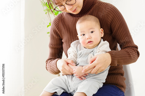 母親と触れあうかわいい赤ちゃん photo